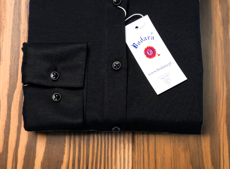 Czarna-koszula-damska-taliowana-detal.png